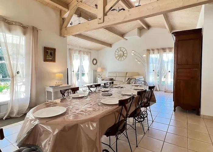 Villa Superbe De Plain-pied Avec Parking Et Jardin *